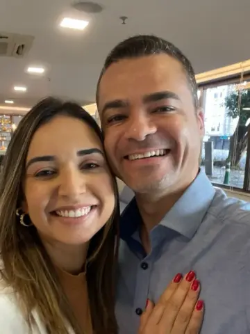Os donos da Adonai Viagens, um casal sorrindo lado a lado